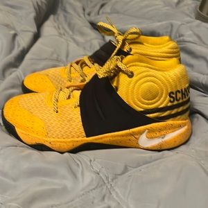Nike Kyrie Irving Back To School size 3y in 8/10 condition worn 2 times